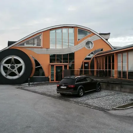 公寓 Das Auto- Wohnhaus Salzburg *