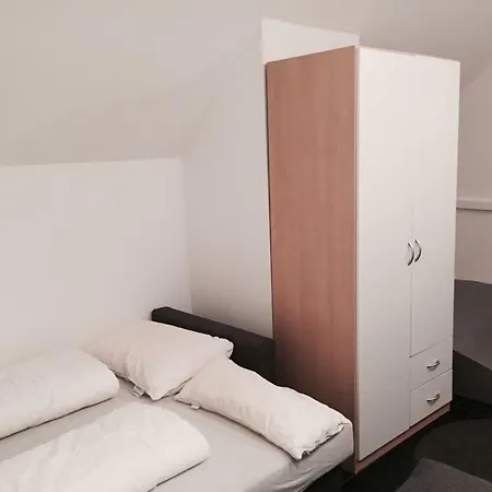 公寓 Das Auto- Wohnhaus Salzburg 滨湖上特鲁姆