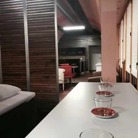 Das Auto- Wohnhaus Salzburg * 滨湖上特鲁姆