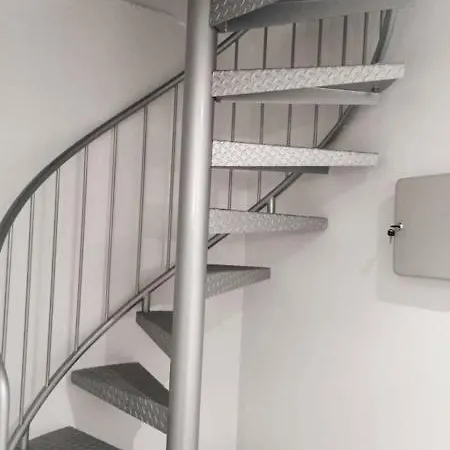 公寓 Das Auto- Wohnhaus Salzburg 滨湖上特鲁姆
