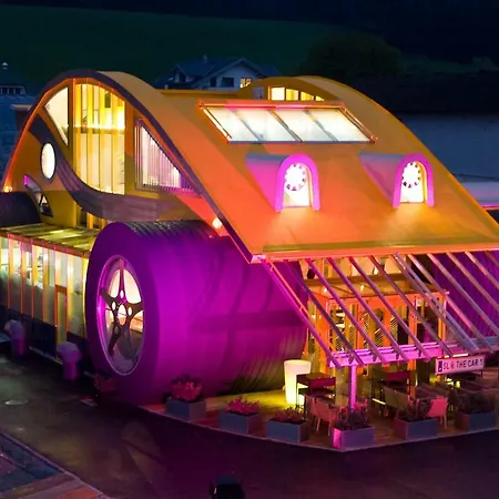 Das Auto- Wohnhaus Salzburg * 滨湖上特鲁姆